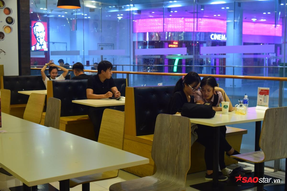 Chủ quán cafe nổi tiếng Sài Gòn: 'Nhiều khách xem quán cafe là phòng riêng để ôm người yêu ngủ' Ảnh 7