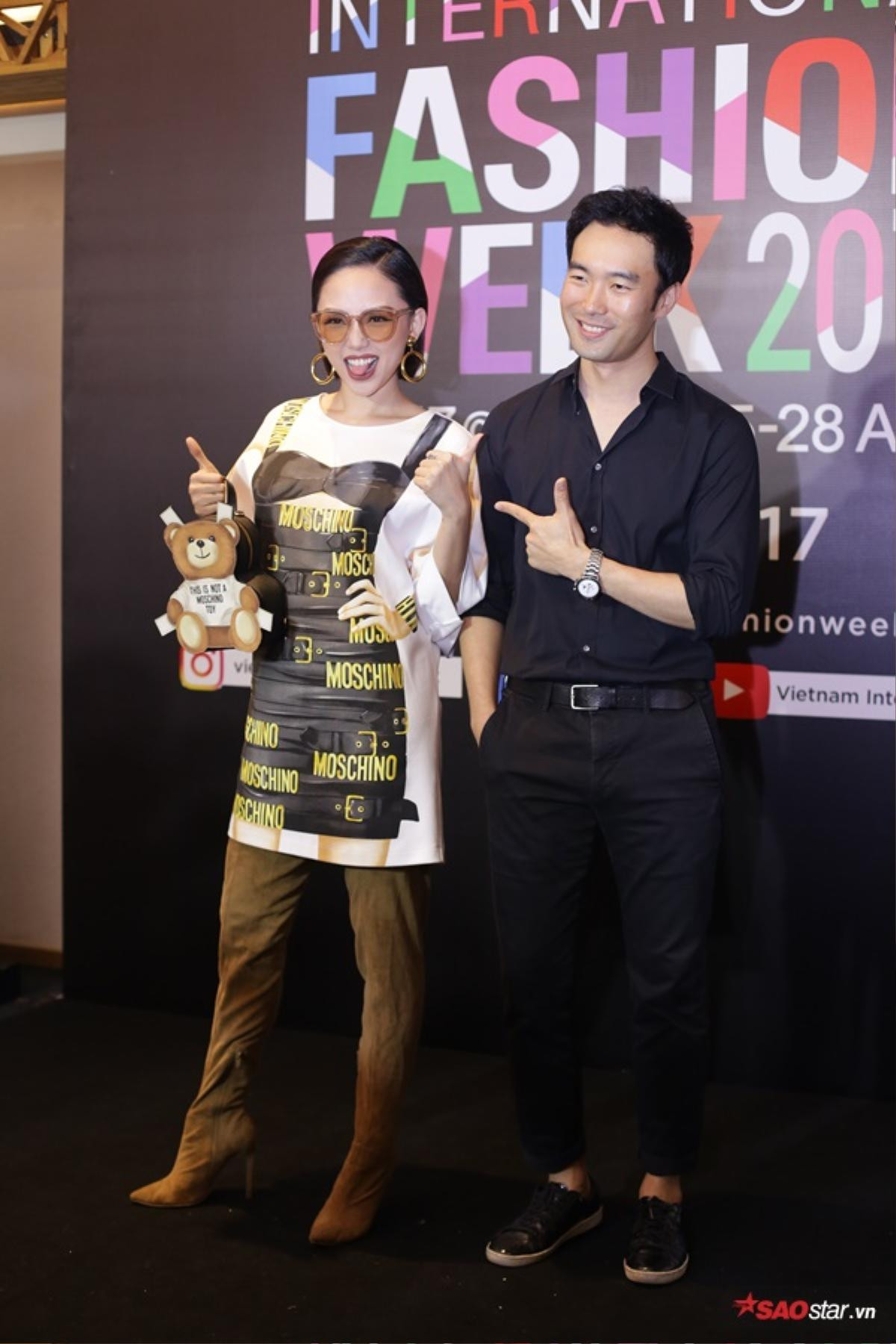 #day4: Tóc Tiên diện nguyên cây hiệu Moschino xuất hiện sang chảnh trên thảm đỏ VIFW Ảnh 1