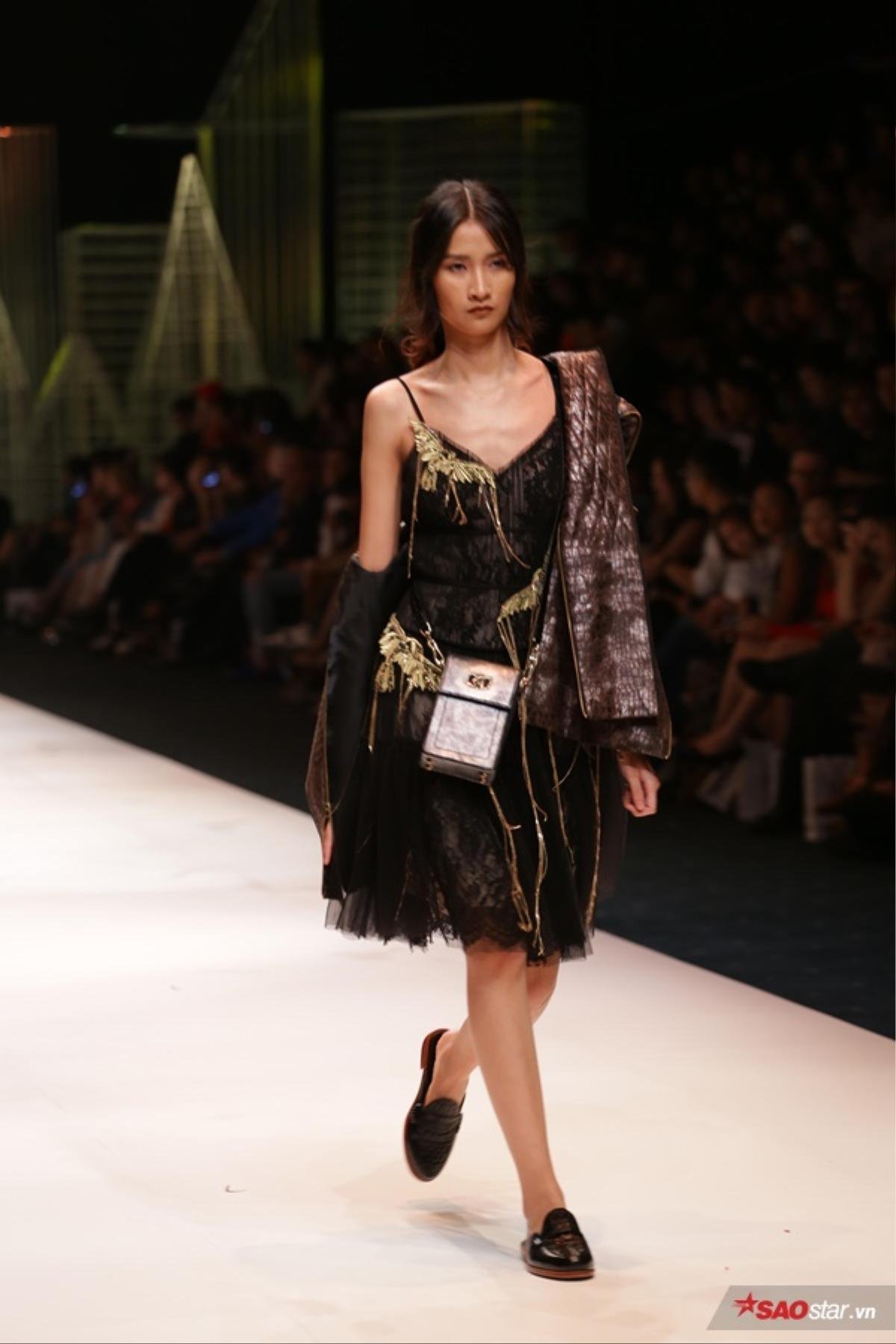 #day4: Safari - Cú 'chốt kết' đầy ấn tượng của NTK Lê Thanh Hòa tại VIFW 2017 Ảnh 24