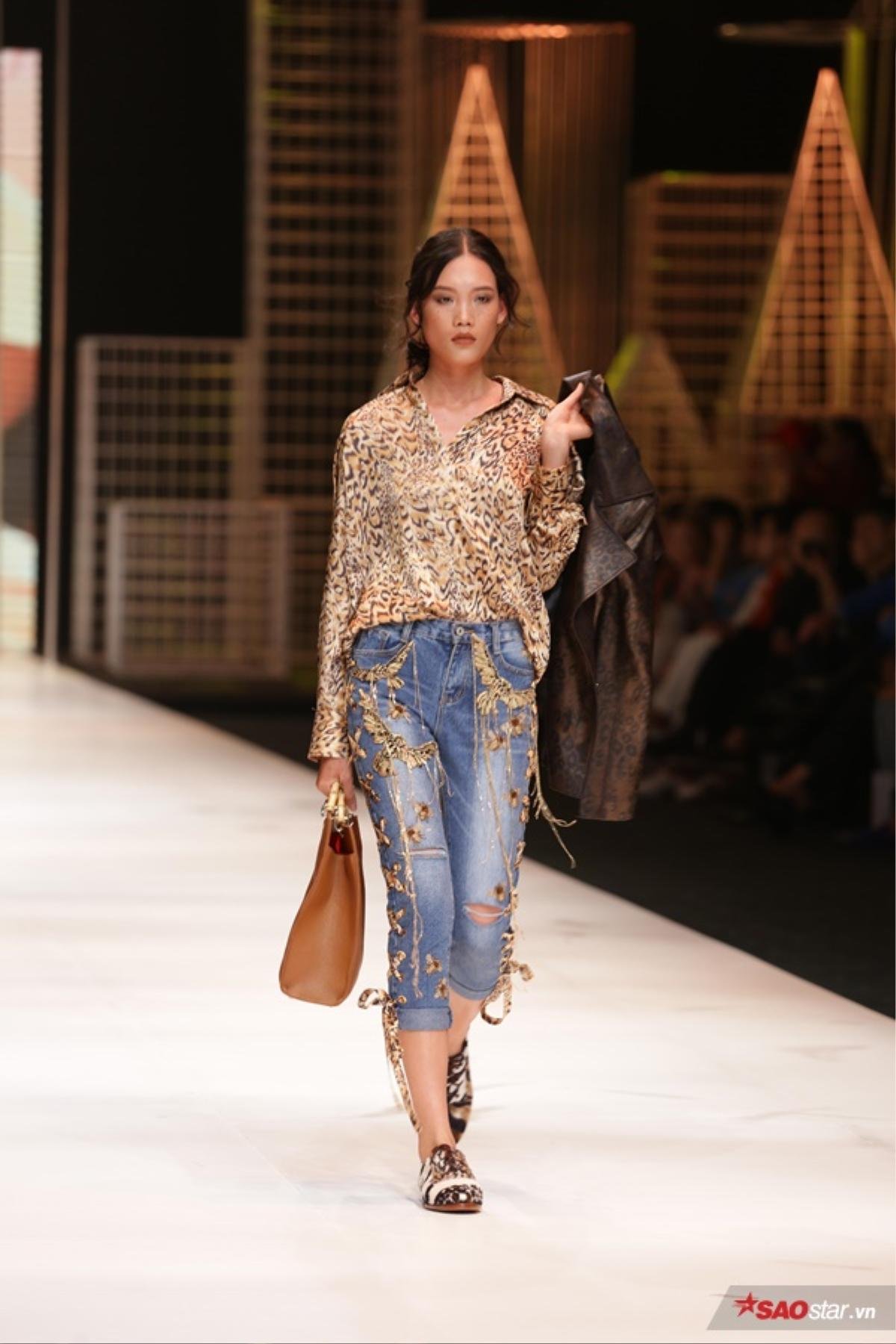 #day4: Safari - Cú 'chốt kết' đầy ấn tượng của NTK Lê Thanh Hòa tại VIFW 2017 Ảnh 16