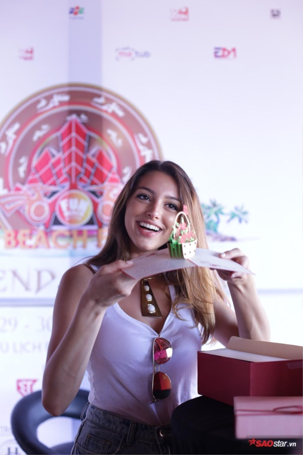 Celine Farach tươi rói trước buổi Fan meeting, gửi lời chào độc giả Saostar Ảnh 4