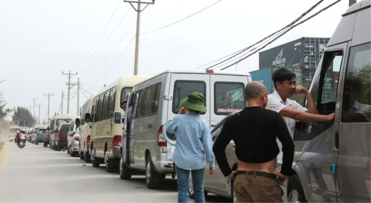 Hàng dài ôtô, du khách chôn chân tại bến phà ở Hải Phòng Ảnh 4