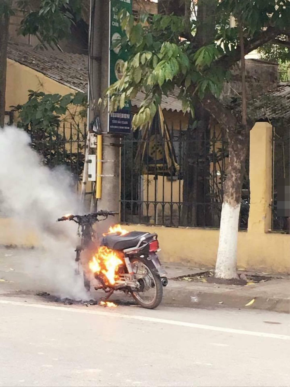 Nam thanh niên đốt xe máy trước cửa công an phường vì không xin được lỗi vi phạm Ảnh 3