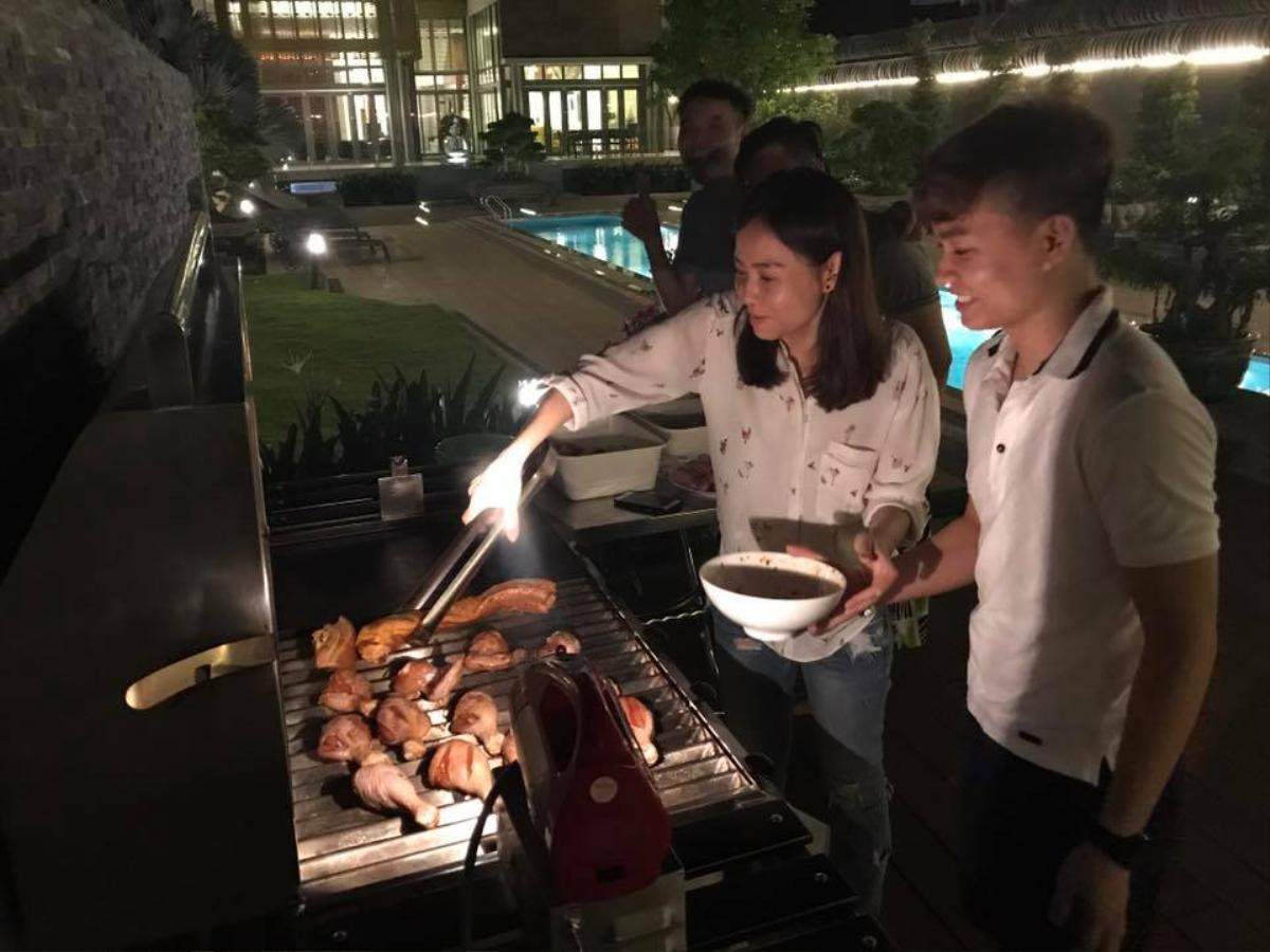 Thu Minh đích thân vào bếp chuẩn bị tiệc BBQ cho trò cưng The Voice 2 thế hệ Ảnh 2