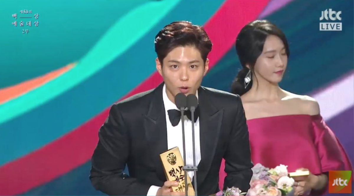 Lễ trao giải Baeksang 2017: Trượt giải phim hay nhất, 'Goblin' vẫn mang về tượng vàng cho Gong Yoo và biên kịch Kim Eun Sook Ảnh 18