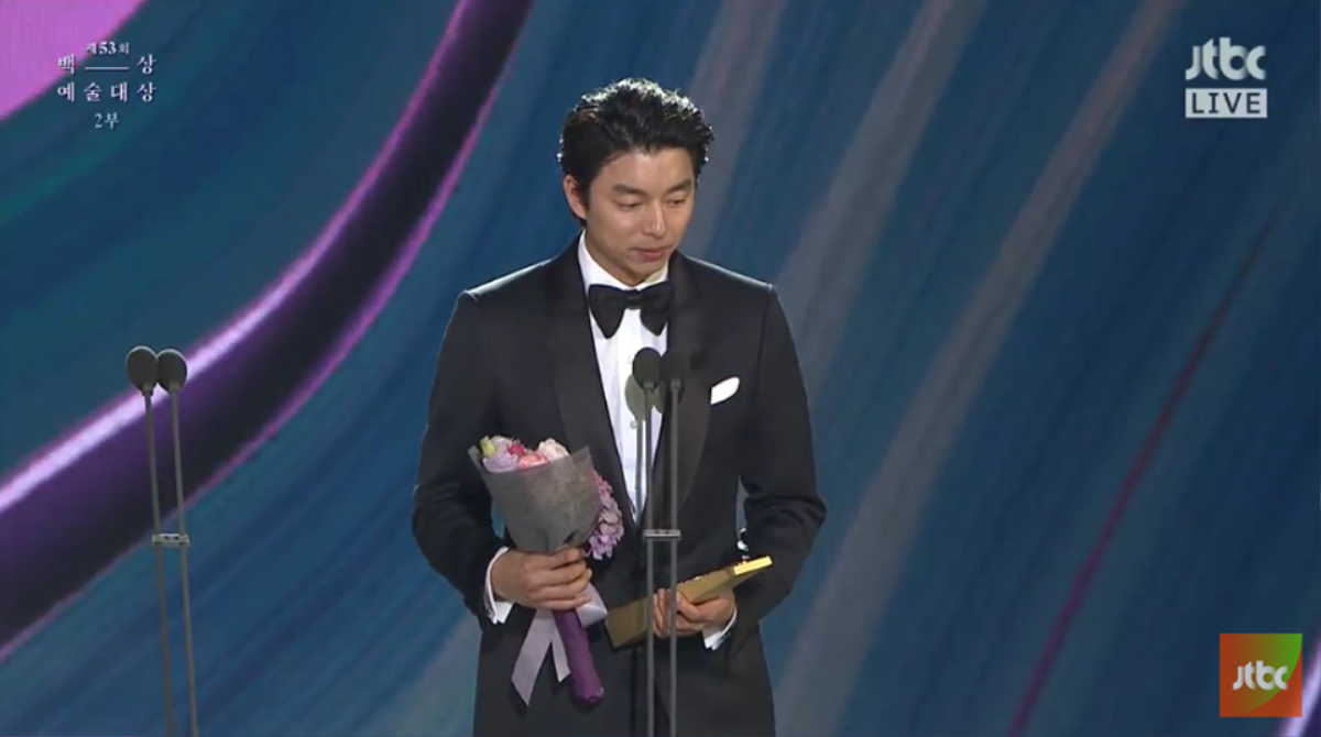 Lễ trao giải Baeksang 2017: Trượt giải phim hay nhất, 'Goblin' vẫn mang về tượng vàng cho Gong Yoo và biên kịch Kim Eun Sook Ảnh 3