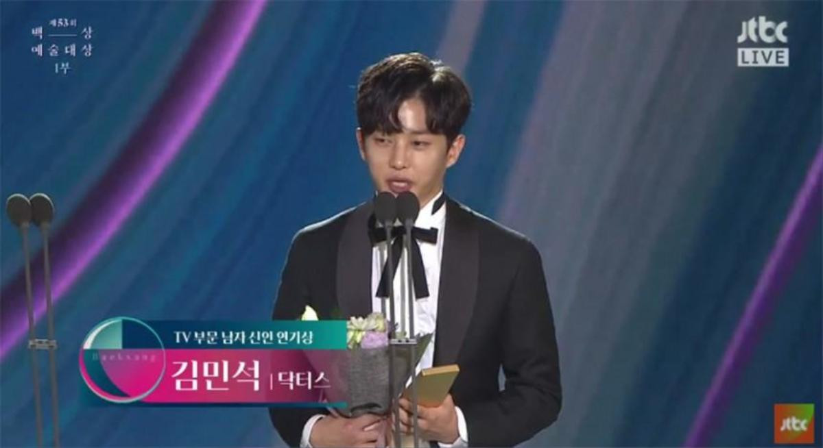 Lễ trao giải Baeksang 2017: Trượt giải phim hay nhất, 'Goblin' vẫn mang về tượng vàng cho Gong Yoo và biên kịch Kim Eun Sook Ảnh 12