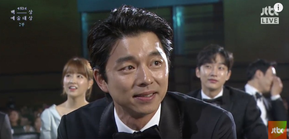 Lễ trao giải Baeksang 2017: Trượt giải phim hay nhất, 'Goblin' vẫn mang về tượng vàng cho Gong Yoo và biên kịch Kim Eun Sook Ảnh 9