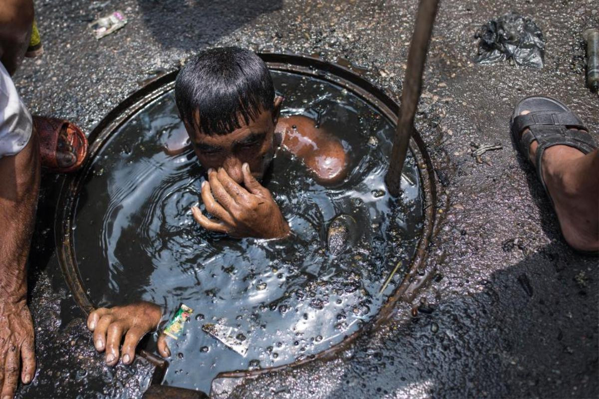 'Dọn chất thải của hơn 14 triệu người mỗi ngày': Công việc của bạn có vất vả hơn người móc cống này không? Ảnh 4