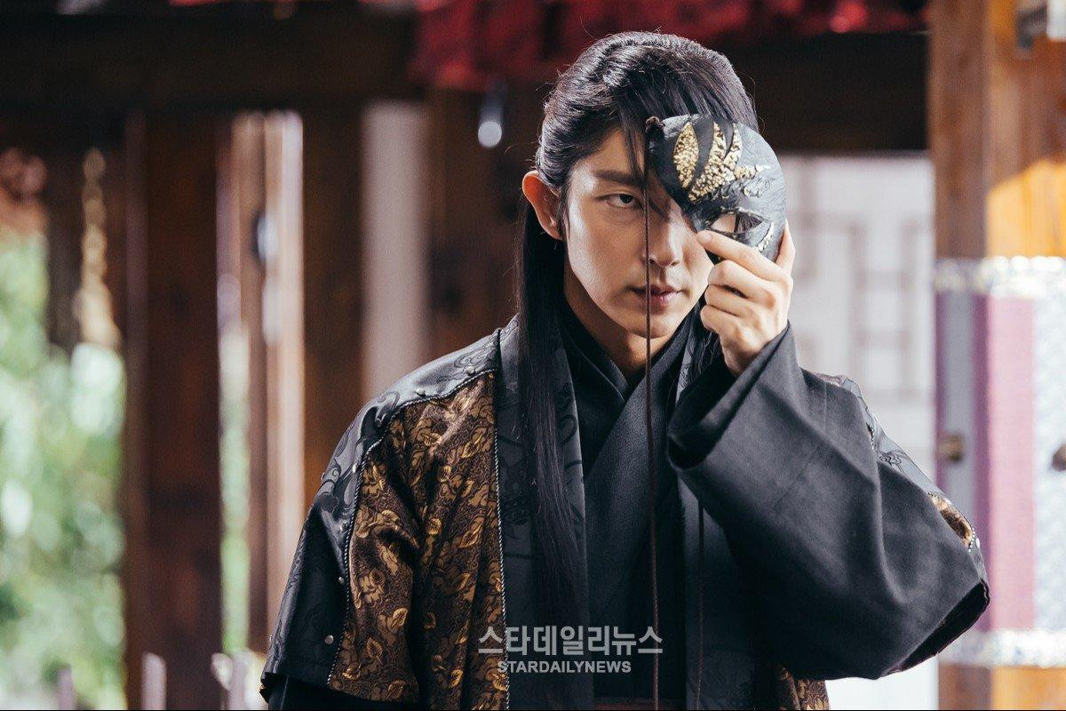 Gạt bỏ hình ảnh 'đẹp hơn hoa', Lee Jun Ki cool ngầu trong phim hình sự mới Ảnh 1