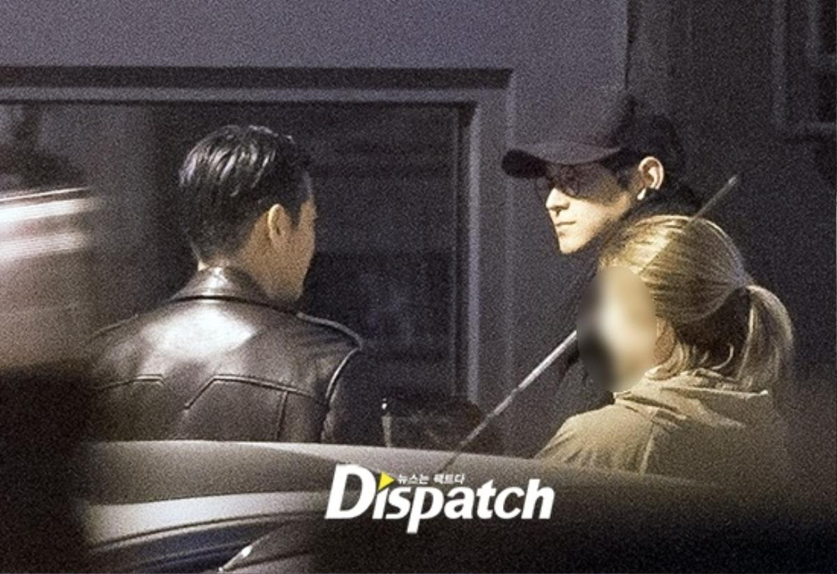 Dispatch tung ảnh Kang Dong Won đi bar cùng bạn bè sau thời gian ở ẩn vì bê bối gia đình Ảnh 1