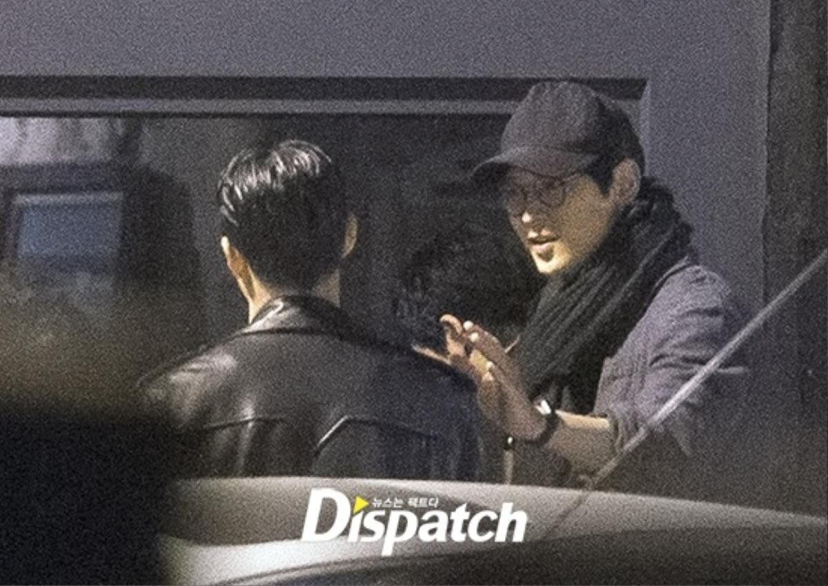 Dispatch tung ảnh Kang Dong Won đi bar cùng bạn bè sau thời gian ở ẩn vì bê bối gia đình Ảnh 2