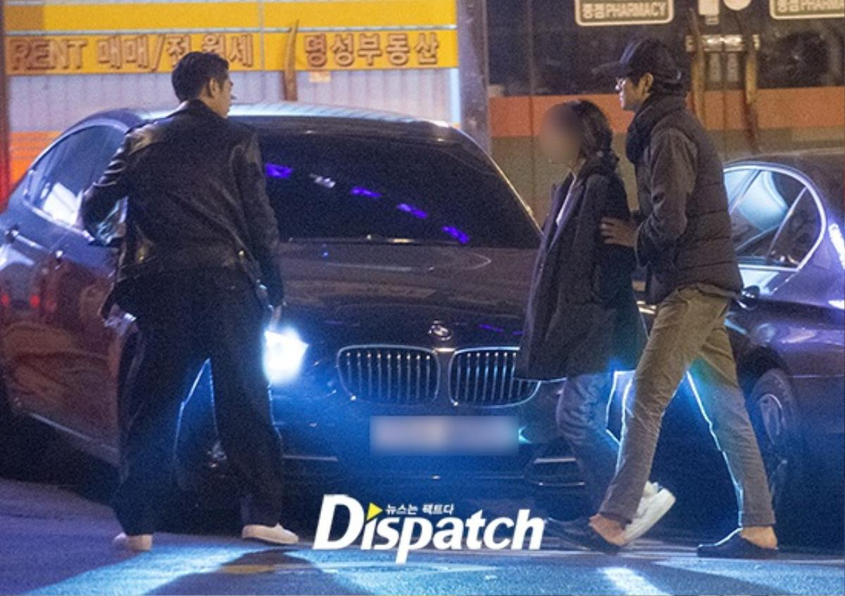 Dispatch tung ảnh Kang Dong Won đi bar cùng bạn bè sau thời gian ở ẩn vì bê bối gia đình Ảnh 7