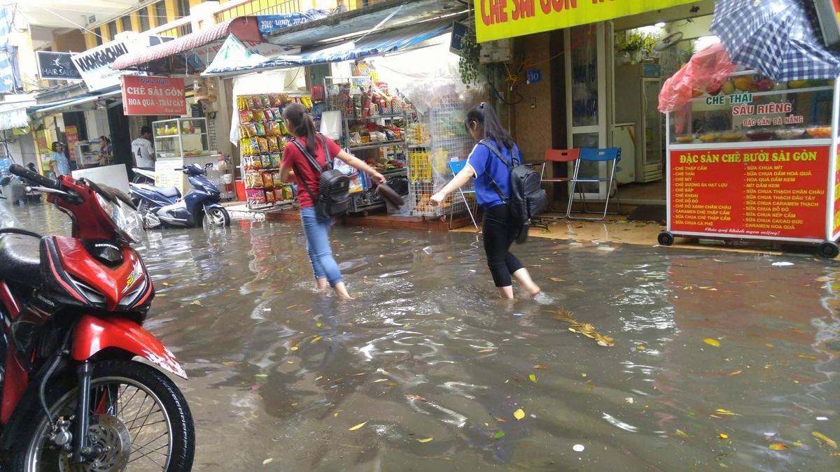 Hà Nội: Mưa lớn kèm gió mạnh bất ngờ trút xuống khiến nhiều tuyến đường ngập nặng Ảnh 8