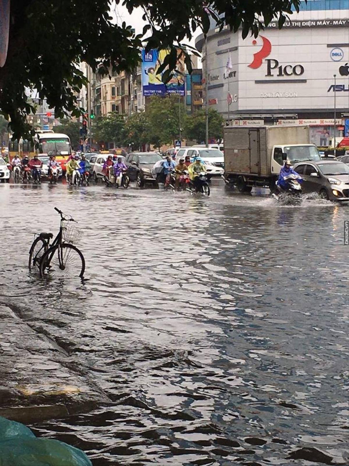 Hà Nội: Mưa lớn kèm gió mạnh bất ngờ trút xuống khiến nhiều tuyến đường ngập nặng Ảnh 1