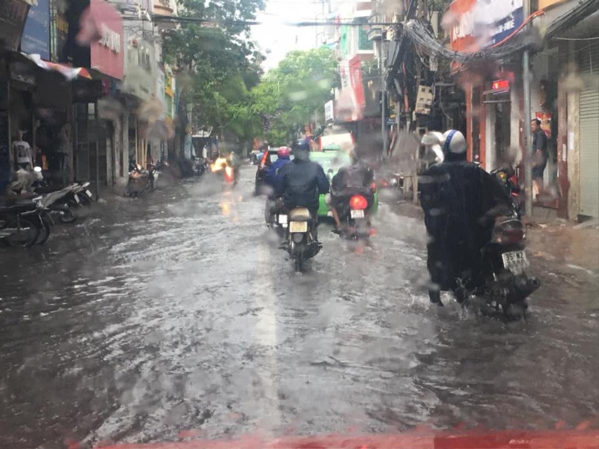 Hà Nội: Mưa lớn kèm gió mạnh bất ngờ trút xuống khiến nhiều tuyến đường ngập nặng Ảnh 9