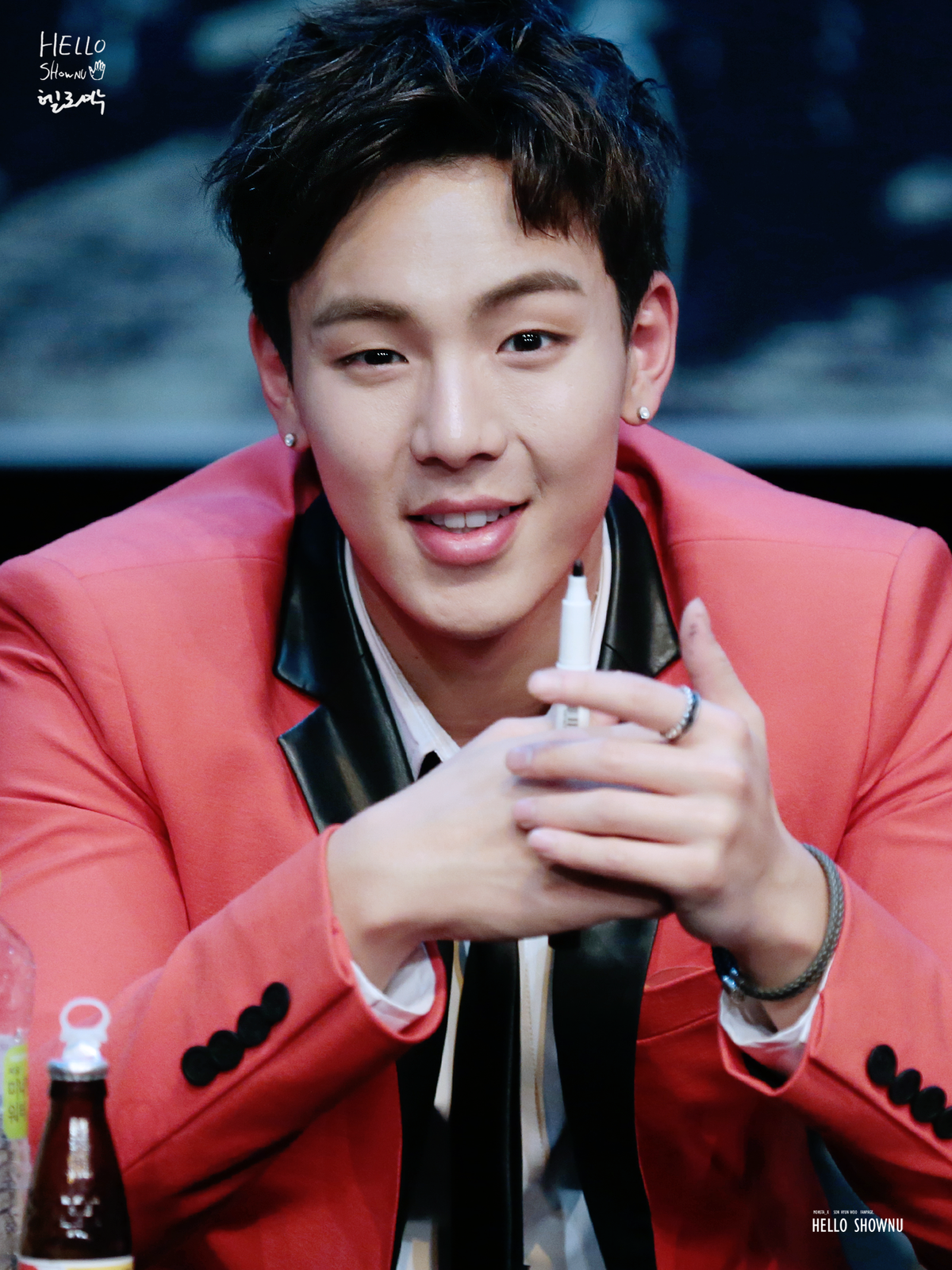 Sandara lúng túng, lần đầu trổ tài trang điểm cho trai đẹp Shownu (Monsta X) Ảnh 2