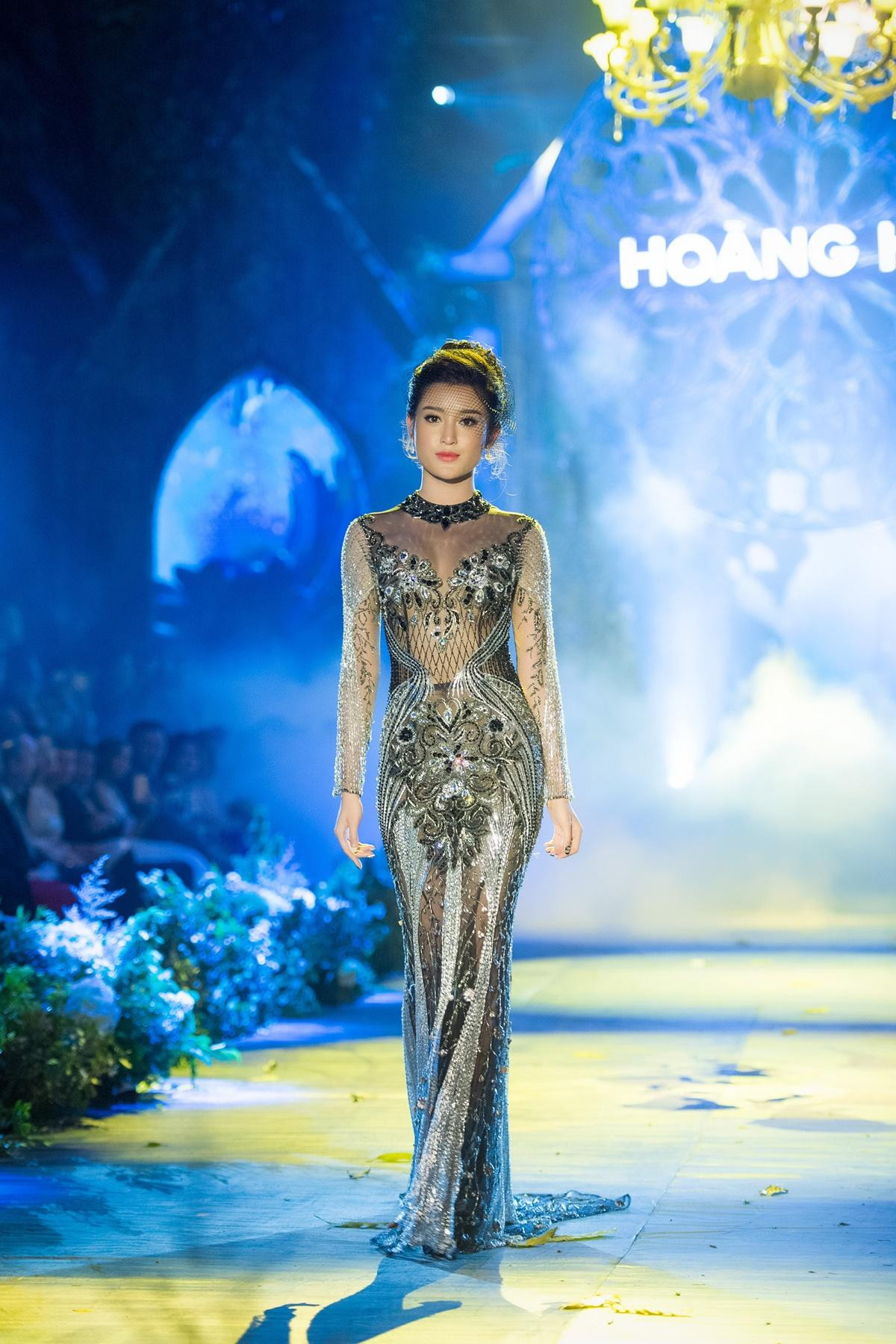 Hoàng Hải Fashion Show: Pha lê tím chỉ có trong truyền thuyết là đây! Ảnh 1