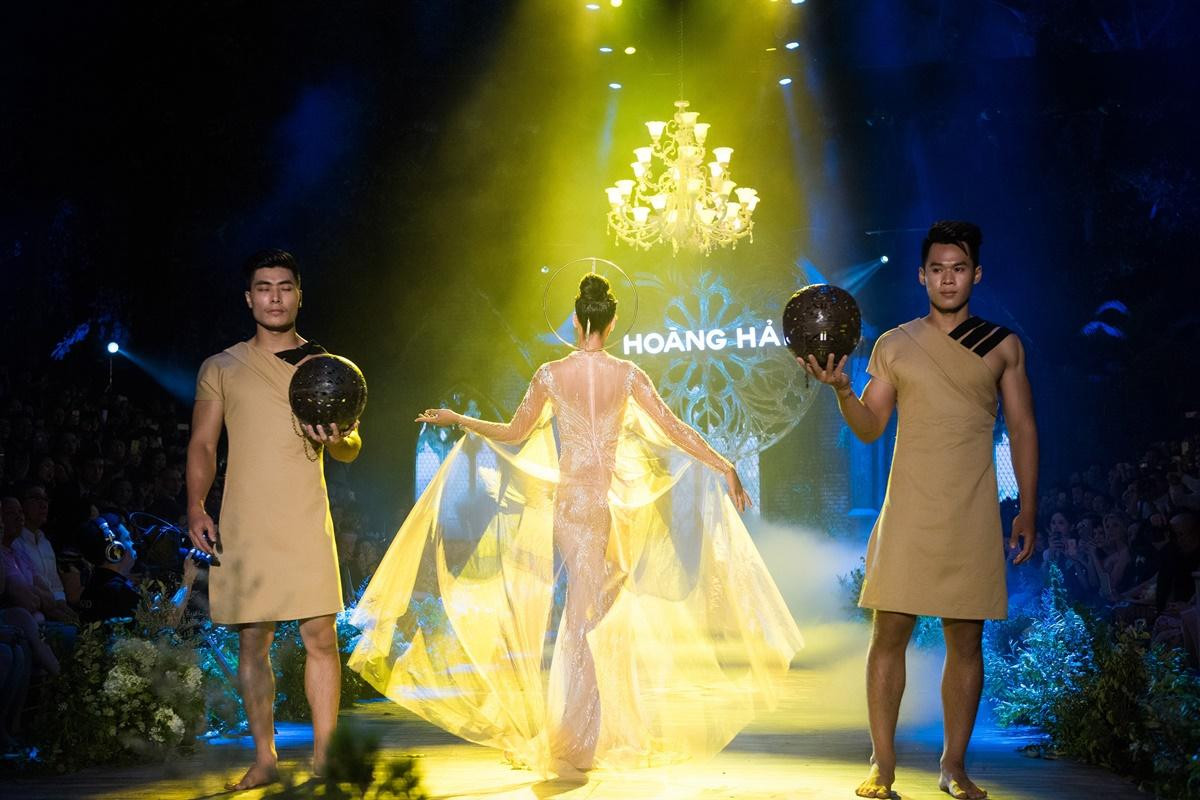 Hoàng Hải Fashion Show: Pha lê tím chỉ có trong truyền thuyết là đây! Ảnh 13