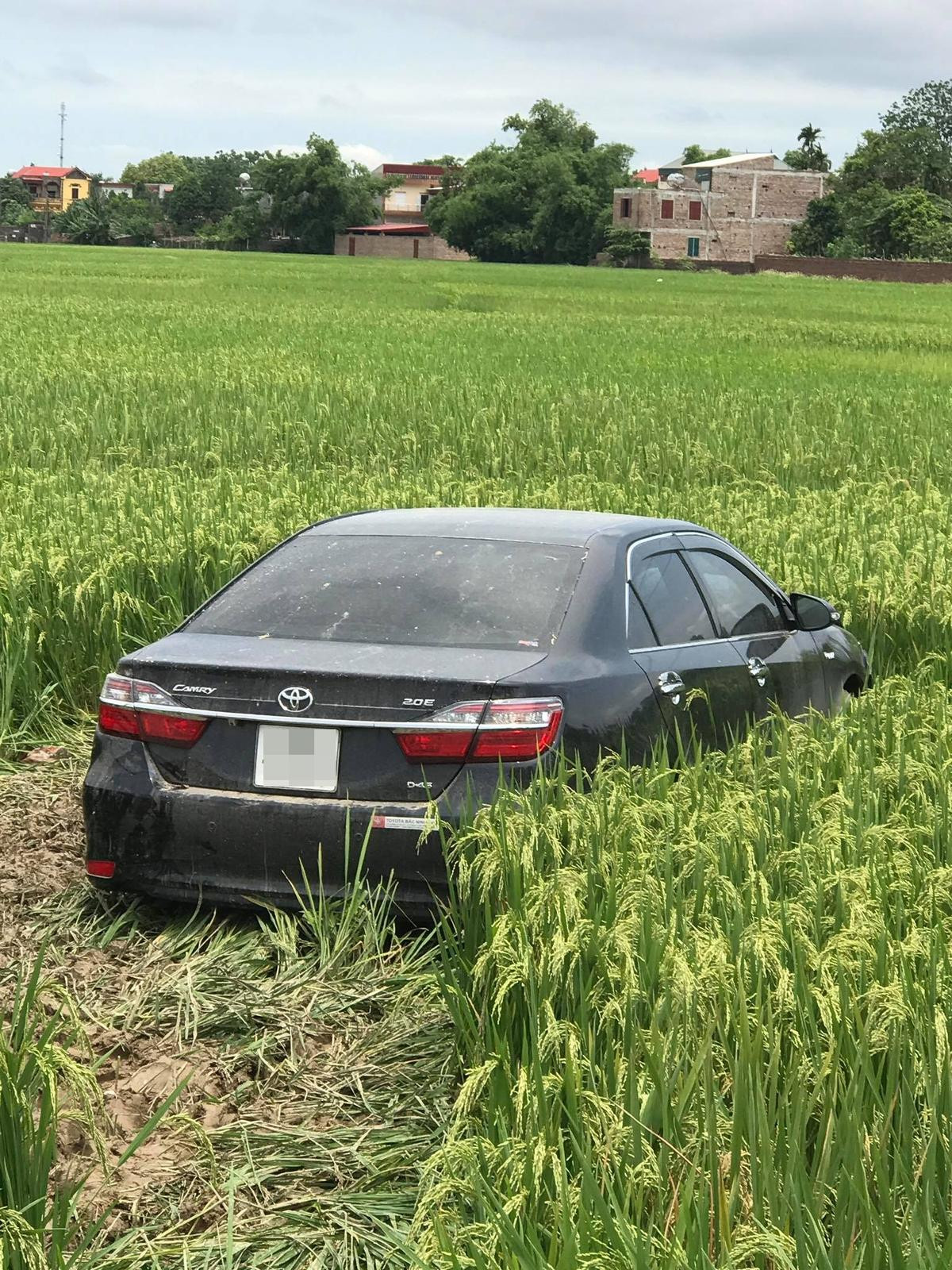 Xe Camry gây tai nạn liên hoàn, nhiều học sinh thương vong Ảnh 3