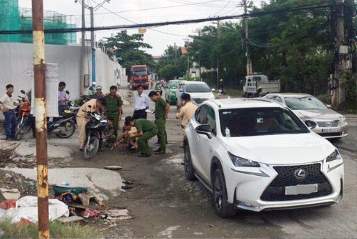 Hơn chục người nâng ôtô Lexus cứu phụ nữ kẹt dưới gầm Ảnh 2