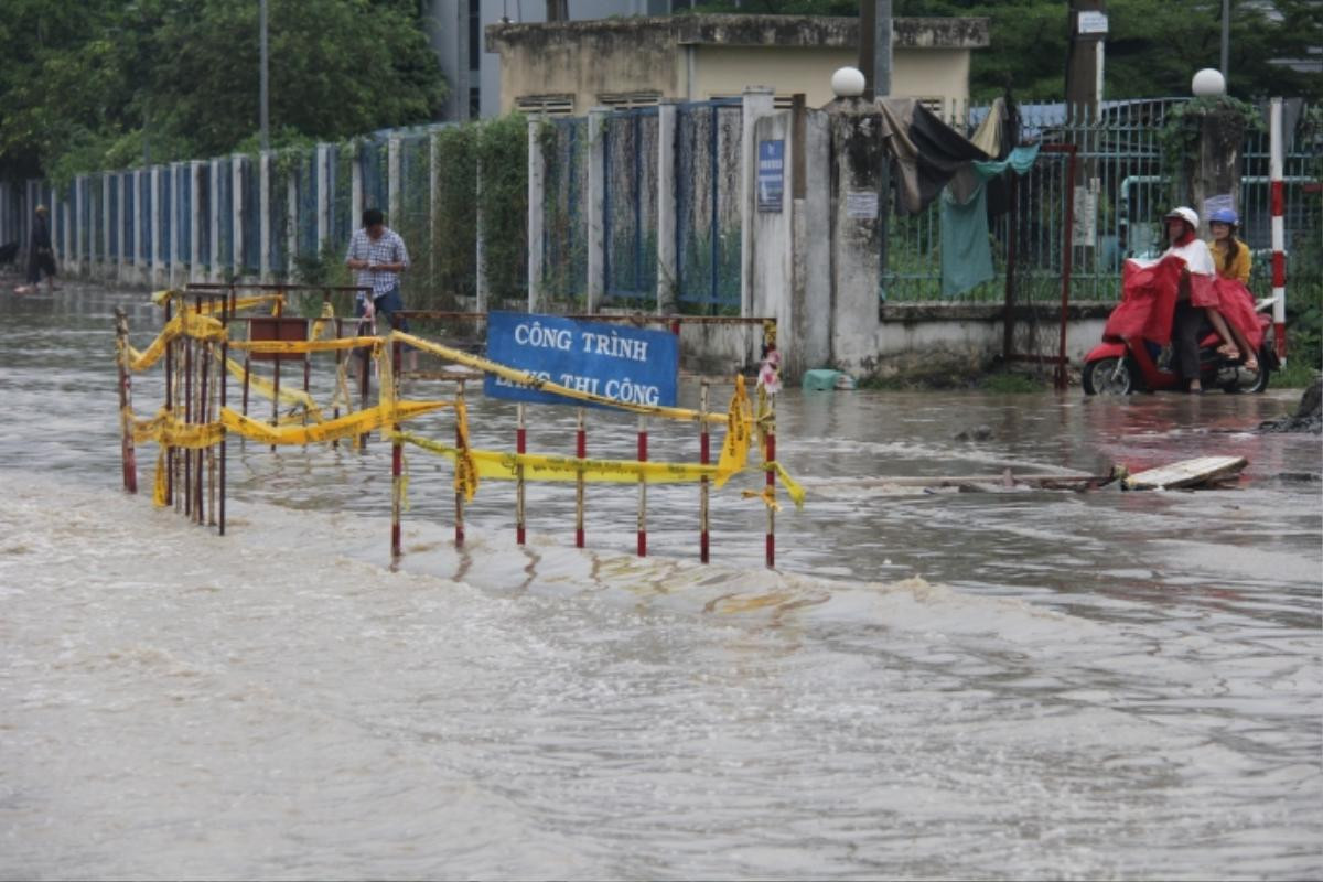 Mưa trắng trời, cửa ngõ Sài Gòn hóa biển nước mênh mông Ảnh 11