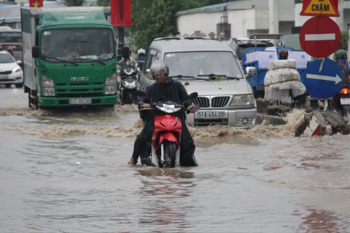 Mưa trắng trời, cửa ngõ Sài Gòn hóa biển nước mênh mông Ảnh 9