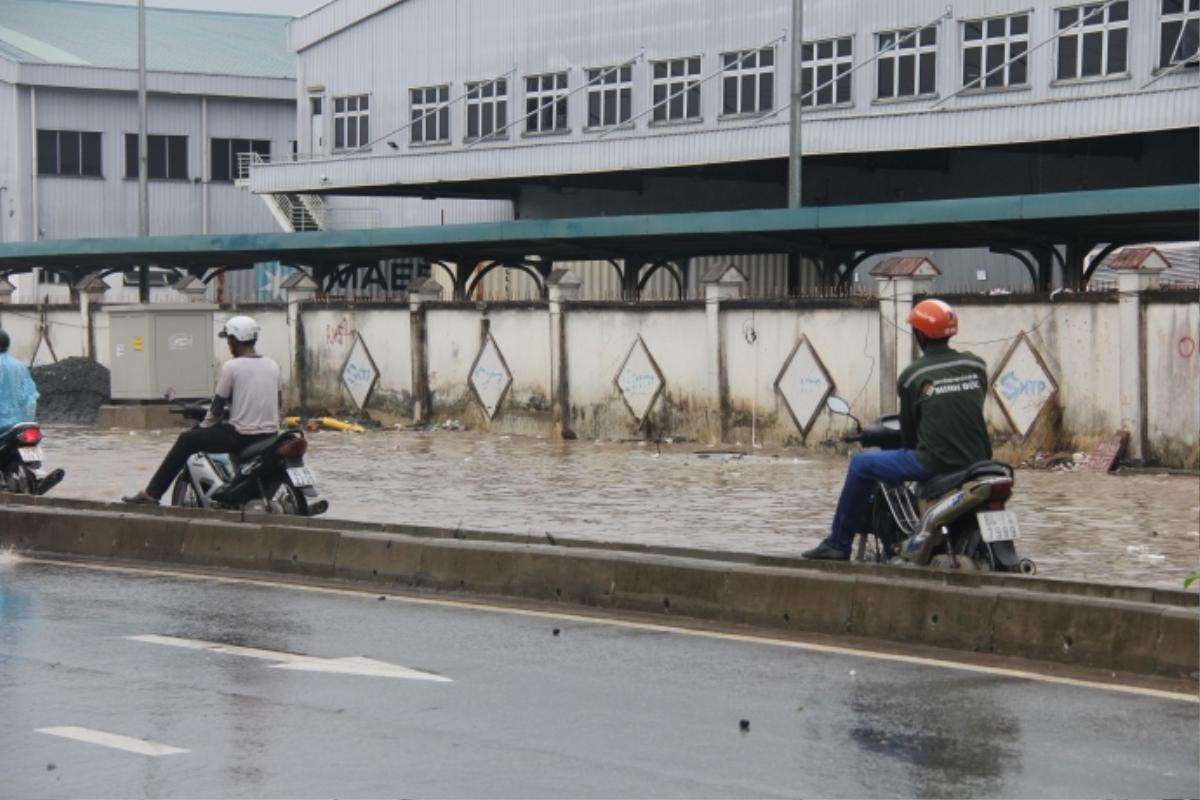 Mưa trắng trời, cửa ngõ Sài Gòn hóa biển nước mênh mông Ảnh 10