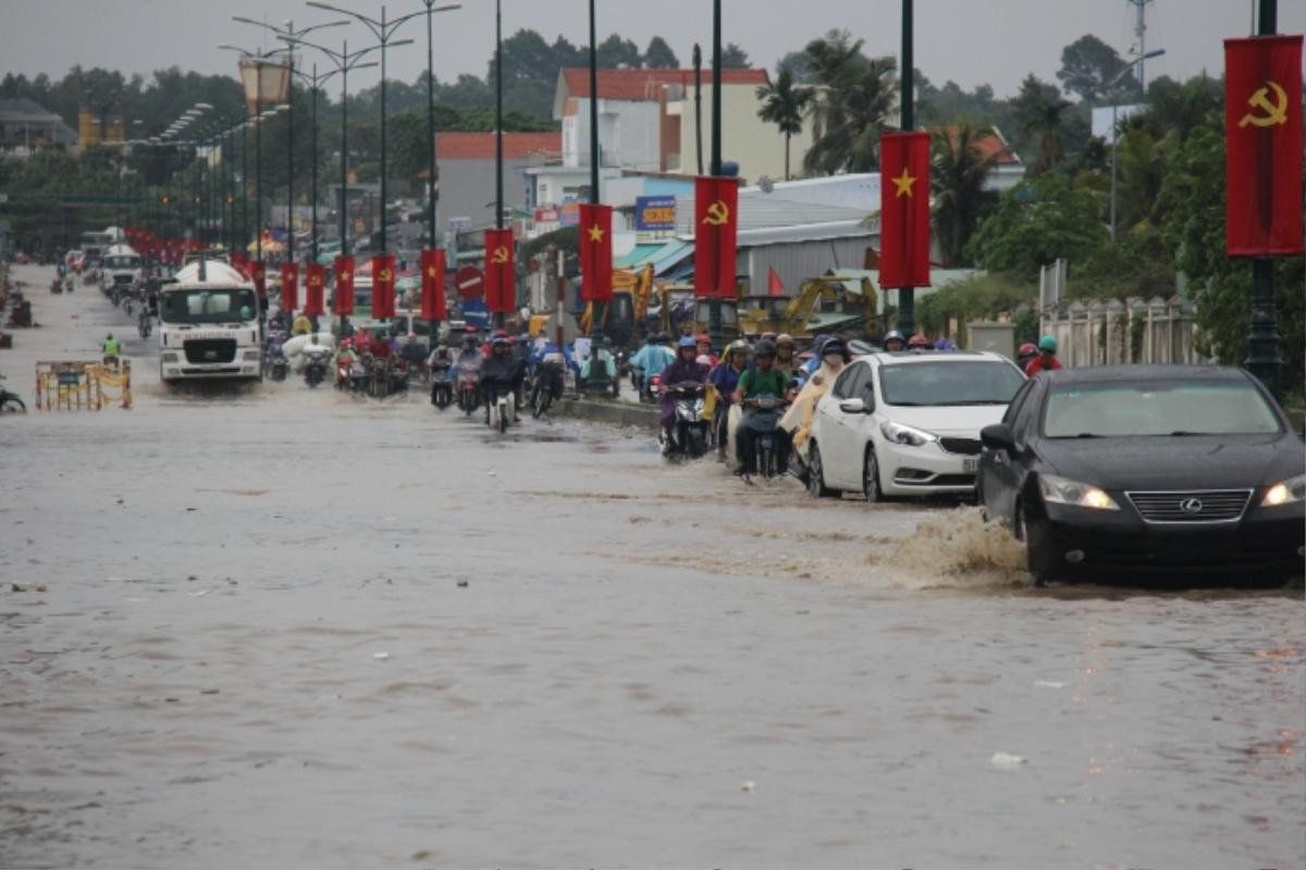 Mưa trắng trời, cửa ngõ Sài Gòn hóa biển nước mênh mông Ảnh 8