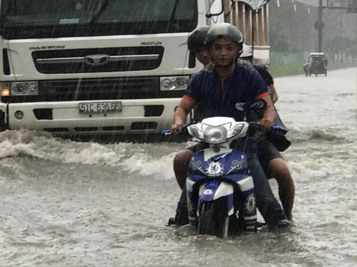 Mưa trắng trời, cửa ngõ Sài Gòn hóa biển nước mênh mông Ảnh 3