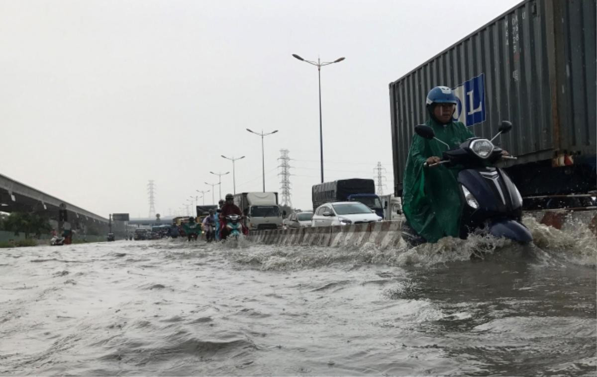 Mưa trắng trời, cửa ngõ Sài Gòn hóa biển nước mênh mông Ảnh 6