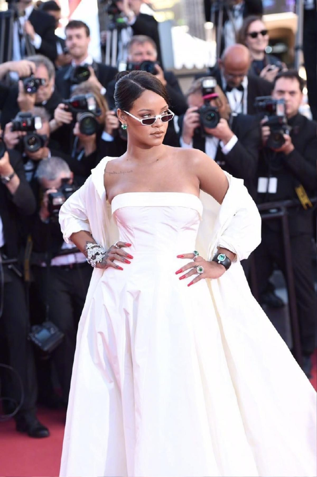 Rihanna chiếm thế thượng phong tại thảm đỏ Cannes ngày thứ 3 Ảnh 3