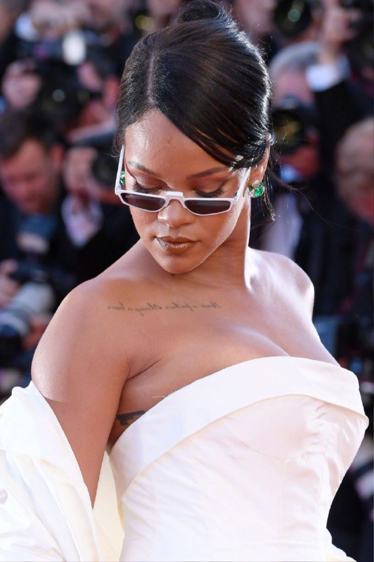 Rihanna chiếm thế thượng phong tại thảm đỏ Cannes ngày thứ 3 Ảnh 1