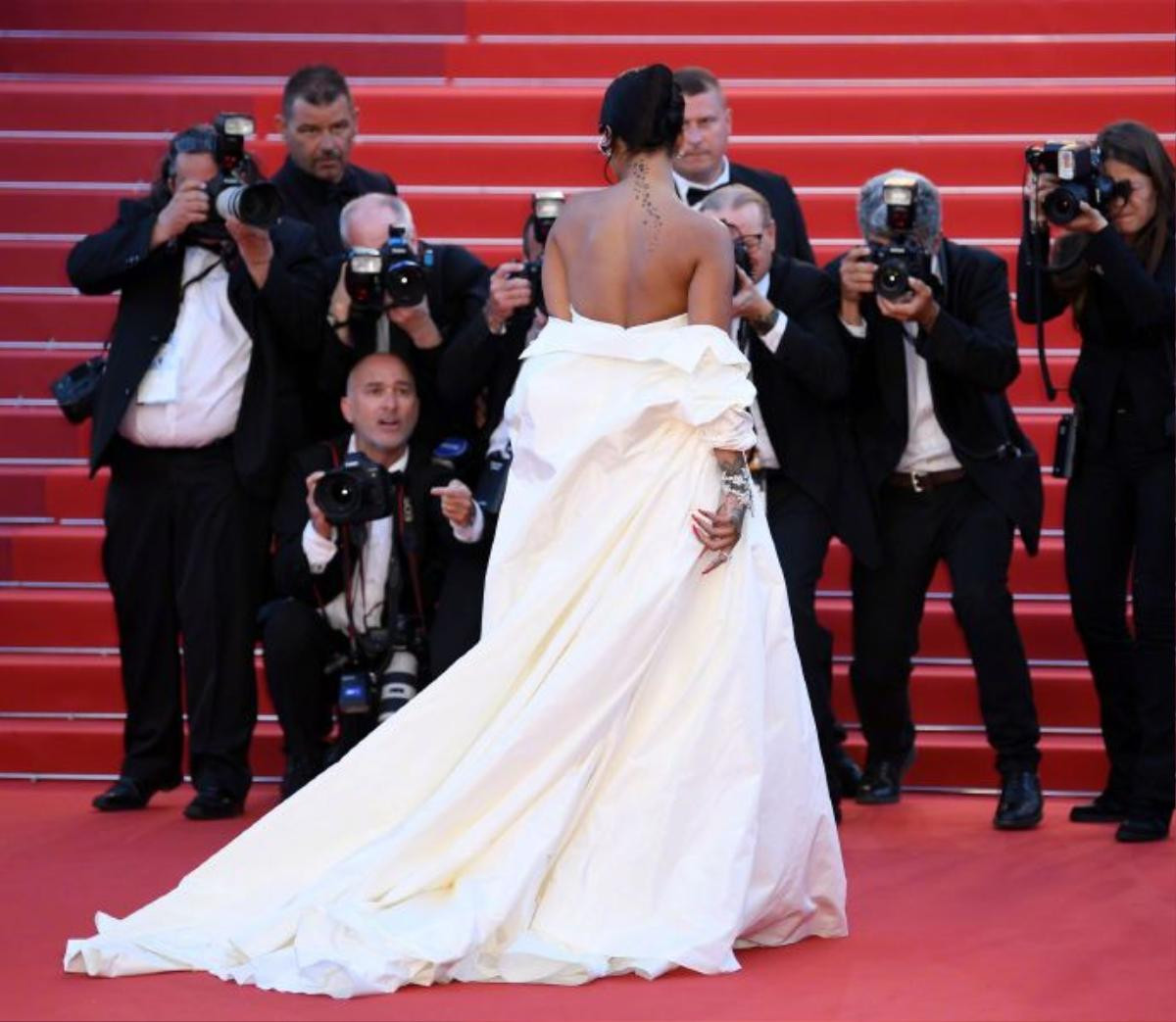 Rihanna chiếm thế thượng phong tại thảm đỏ Cannes ngày thứ 3 Ảnh 4