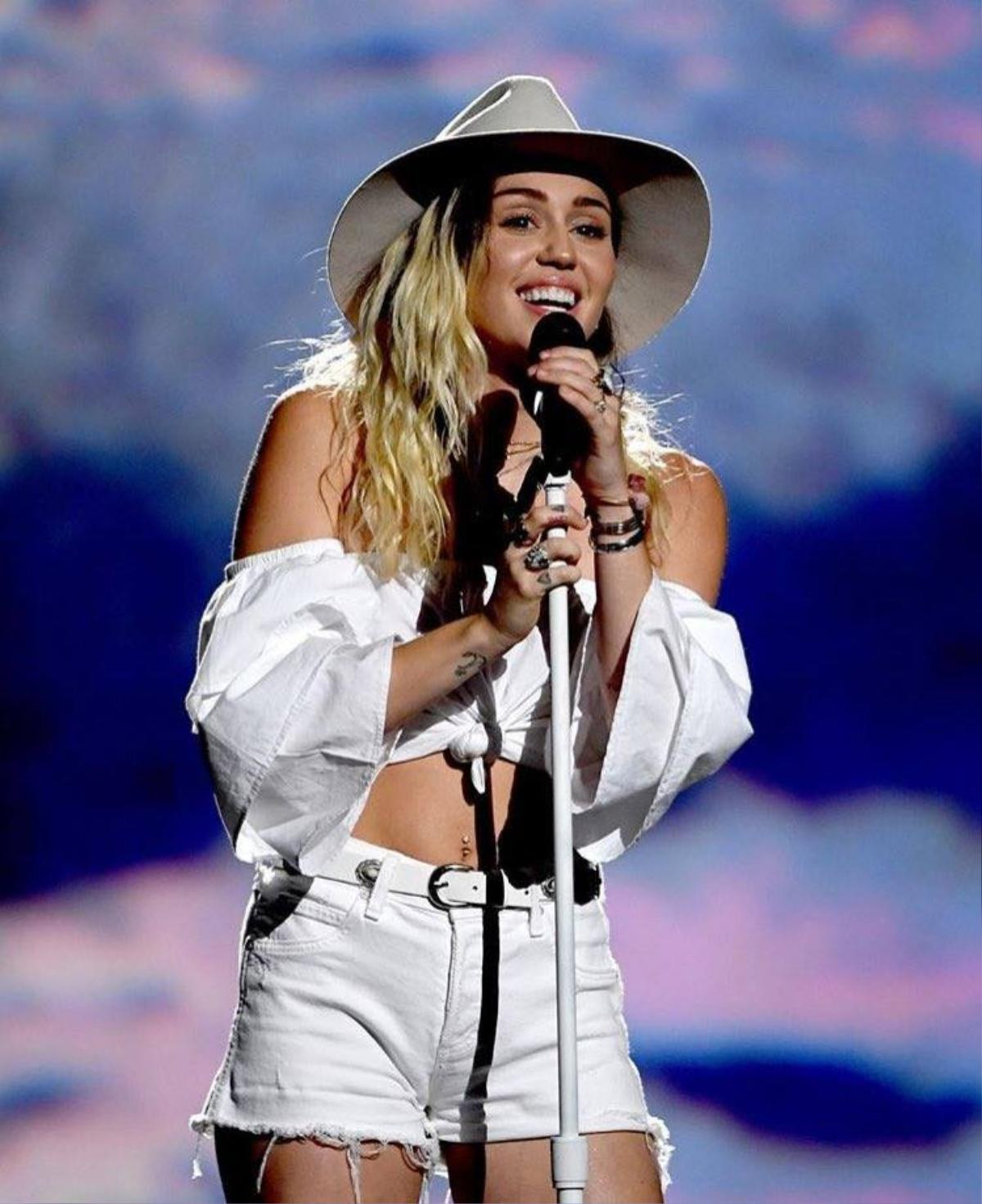 Khán giả tán thưởng, Miley Cyrus bật khóc trên sân khấu được mong đợi nhất BBMAs Ảnh 1