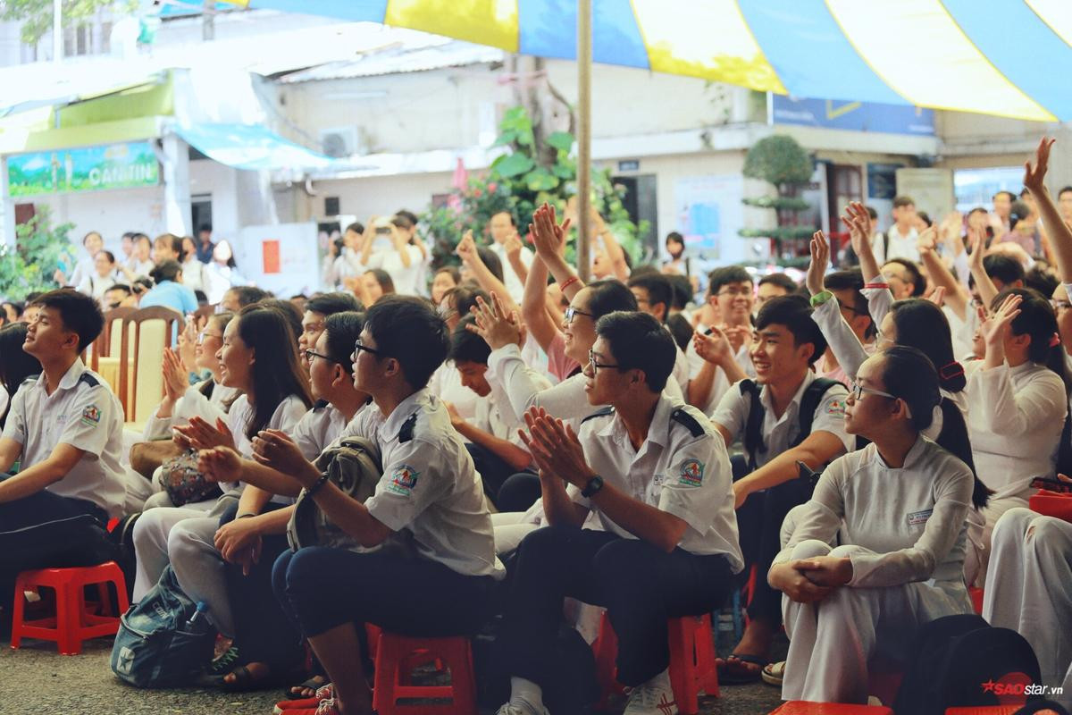 Sáng nay, lễ bế giảng của THPT Bùi Thị Xuân càng thêm trọn vẹn cảm xúc với sự xuất hiện của… Ảnh 11