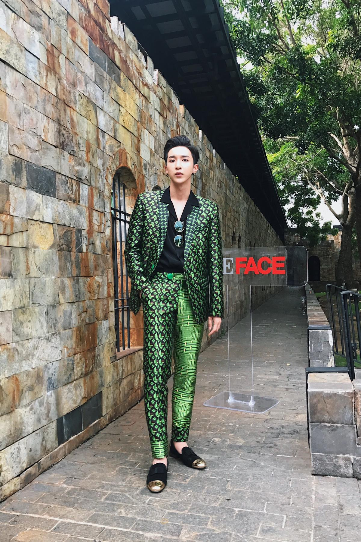 Key (MONSTAR) 'rủ rê' Phí Phương Anh diện suit đầy mạnh mẽ trong ngày ghi hình The Face Việt Nam Ảnh 3