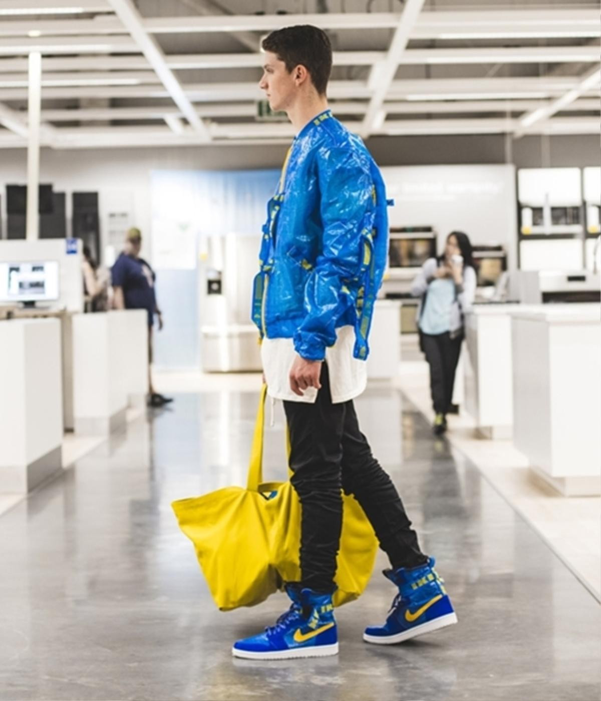 Cảm hứng từ IKEA, cuộc đổ bộ mạnh mẽ vào streetwear của giới trẻ tuần này Ảnh 11