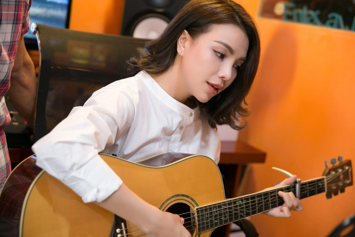 Trà Ngọc Hằng tập guitar đến chai 10 ngón tay cho ca khúc mới về tình mẹ Ảnh 2