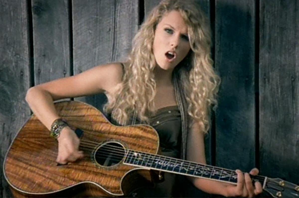 Taylor Swift mạnh mẽ như thế nhưng vẫn chỉ là một 'bánh bèo' nghiện đầm mà thôi! Ảnh 4