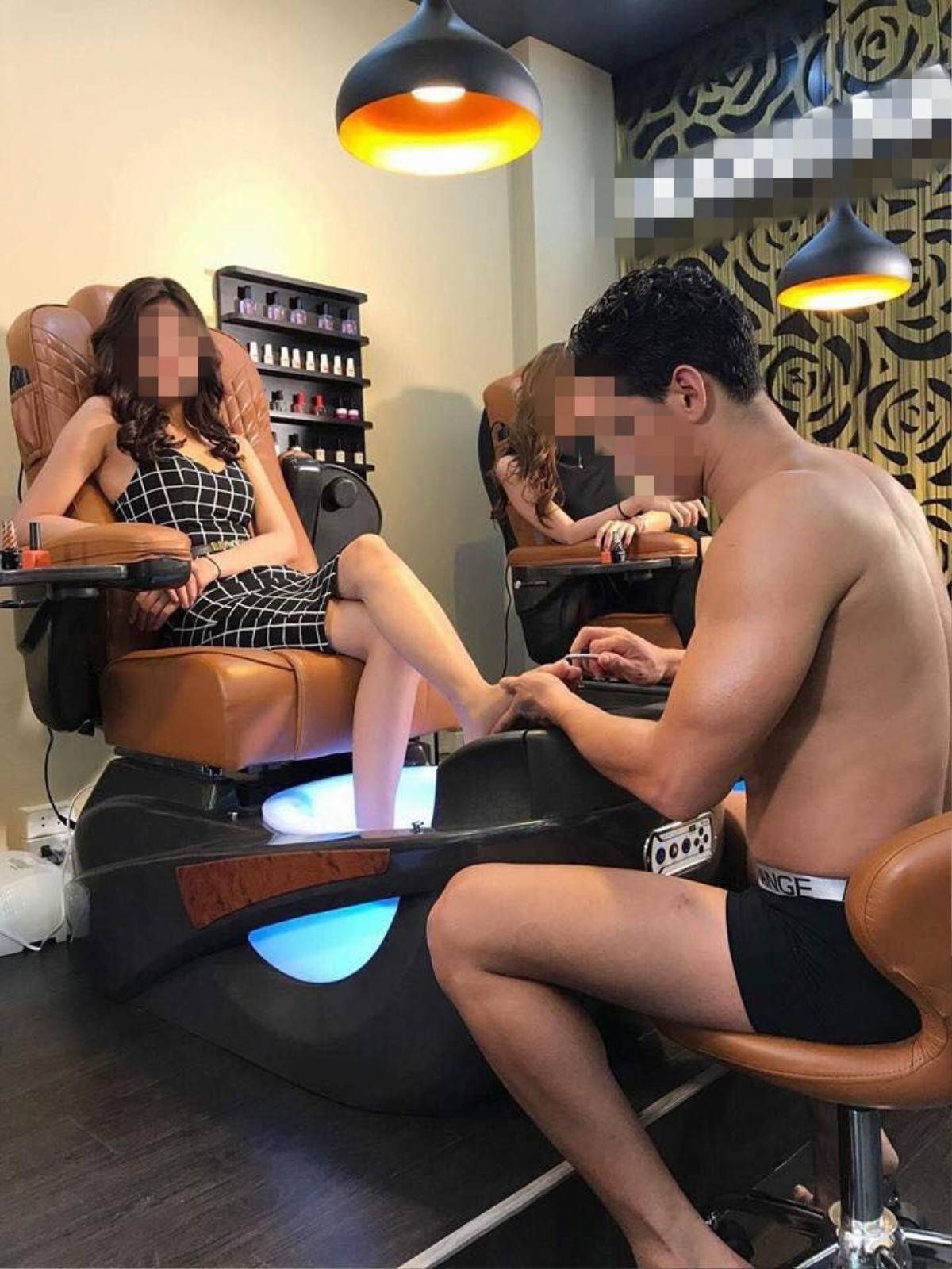 Xuất hiện 'hot boy' ngực trần 6 múi làm nail cho 'hội chị em bạn dì' gây sốt cộng đồng mạng Ảnh 2