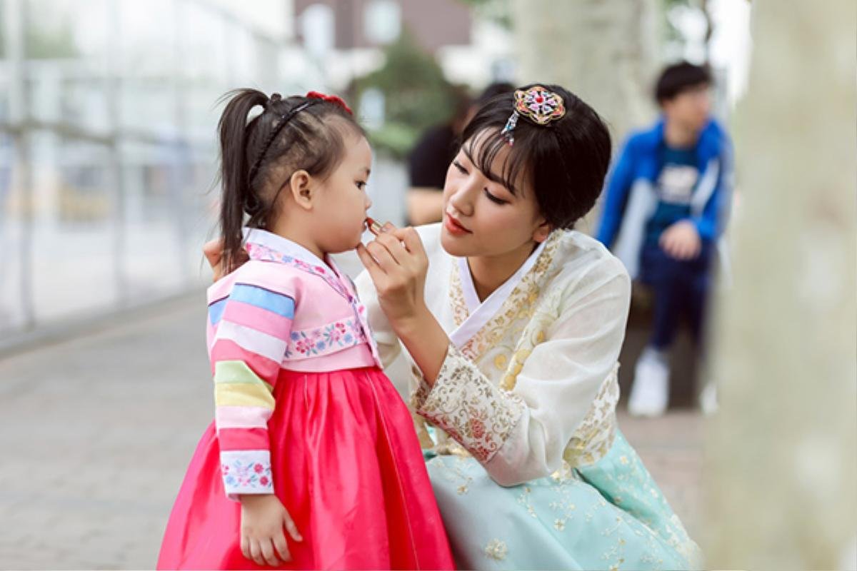 Maya diện hanbok cùng con gái trước khi phẫu thuật mặt và ngực tại Hàn Quốc Ảnh 2