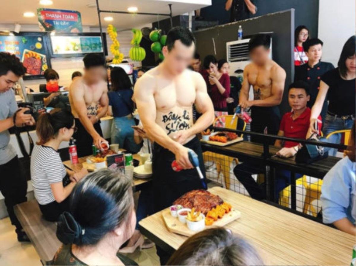 Hết 'hot boy 6 múi' làm nail lại xuất hiện dàn trai đẹp, ngực trần phục vụ quán ăn Ảnh 2