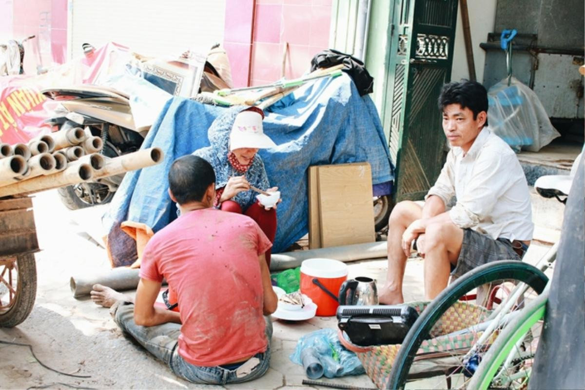 Phòng trọ 'ổ chuột' hầm hập trong cái nóng thiêu đốt đến 40 độ C ở Hà Nội Ảnh 16