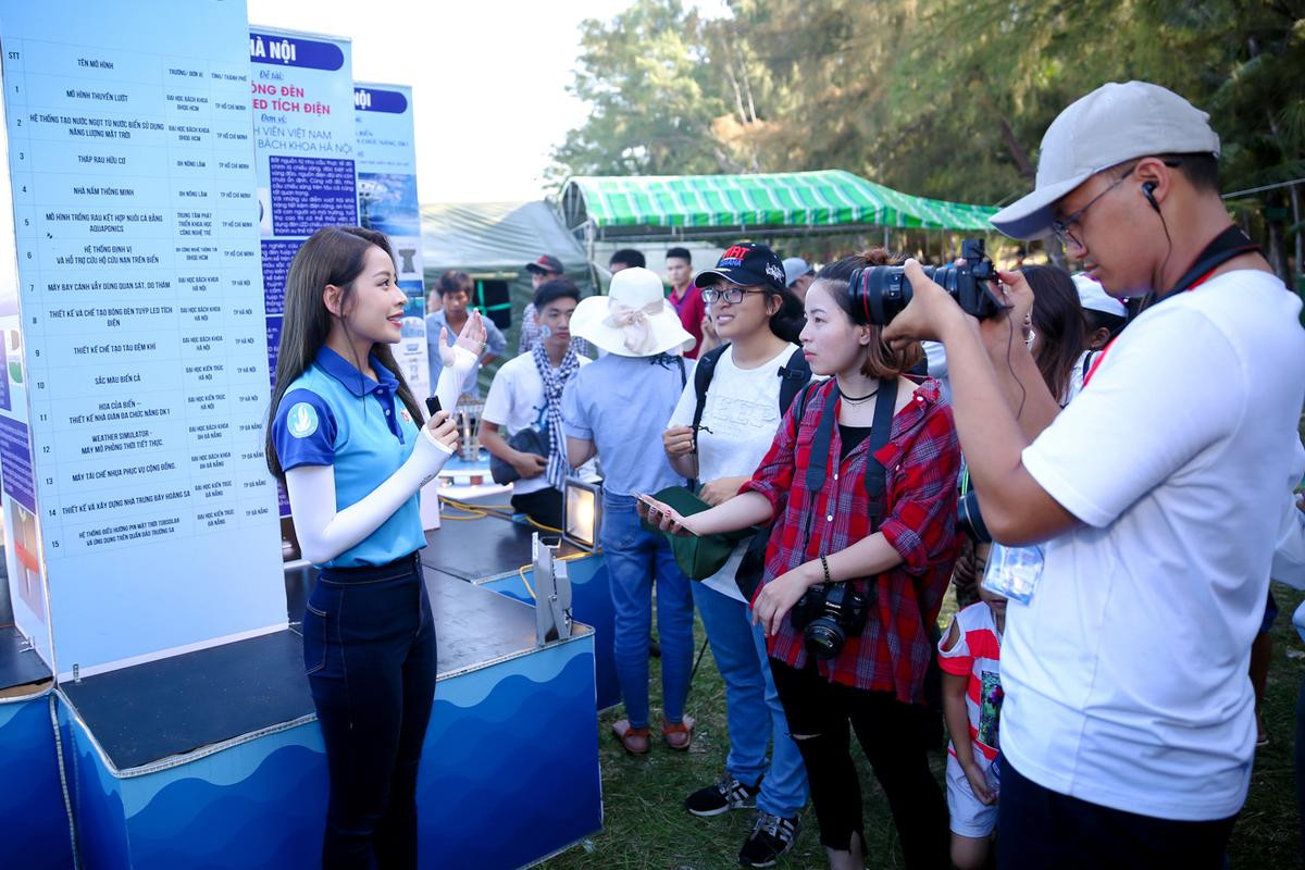 Dù say sóng, Chi Pu vẫn hạnh phúc trao tặng lá cờ Tổ quốc cho ngư dân đảo Phú Quý Ảnh 5