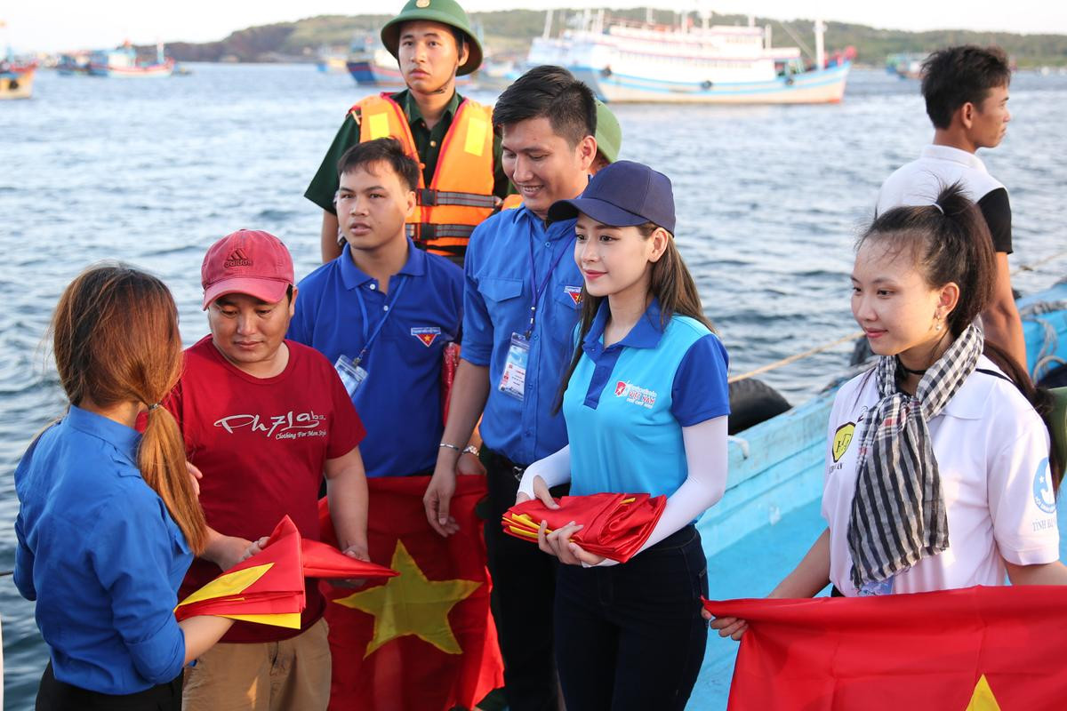 Dù say sóng, Chi Pu vẫn hạnh phúc trao tặng lá cờ Tổ quốc cho ngư dân đảo Phú Quý Ảnh 7