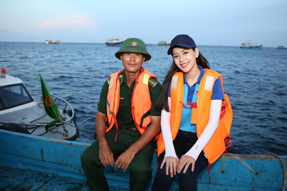 Dù say sóng, Chi Pu vẫn hạnh phúc trao tặng lá cờ Tổ quốc cho ngư dân đảo Phú Quý Ảnh 11