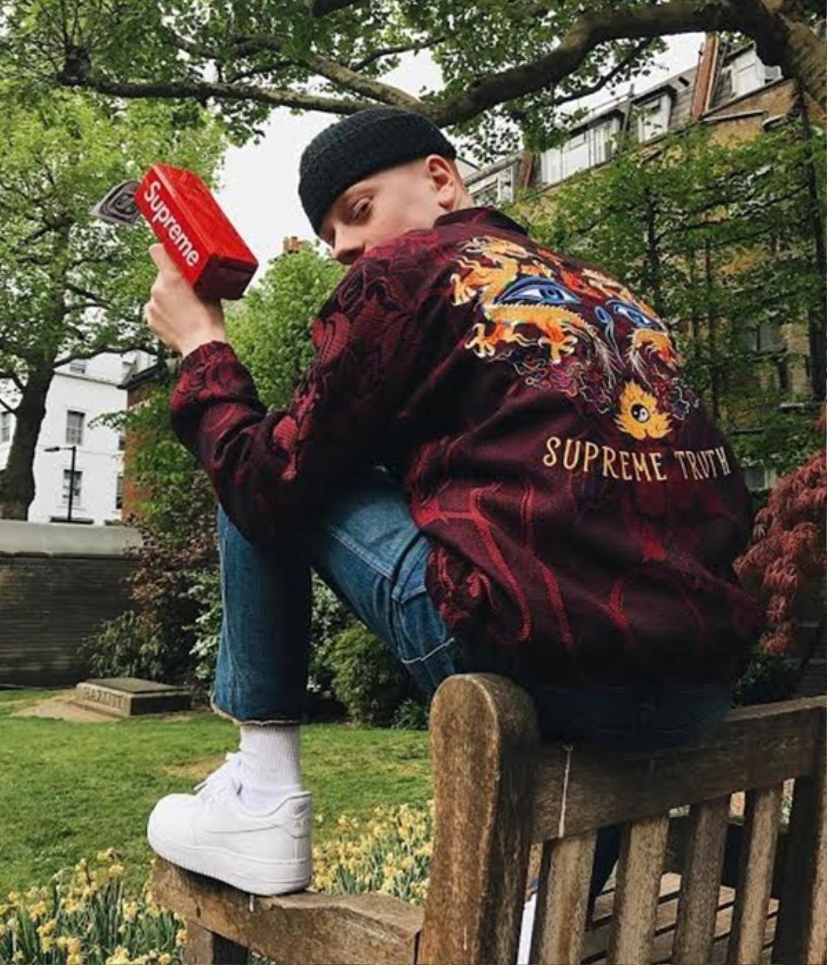 Chỉ cầm súng bắn tiền của Supreme: streetwear giới trẻ lại ngầu đến khó tin! Ảnh 12