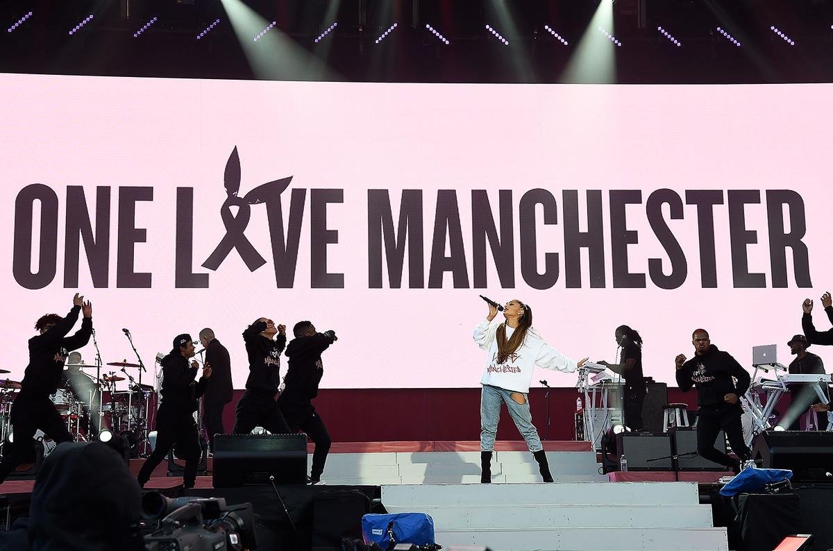 Concert Manchester của Ariana: Khủng bố qua rồi, nước mắt và tình yêu đã xoa dịu tất cả Ảnh 7