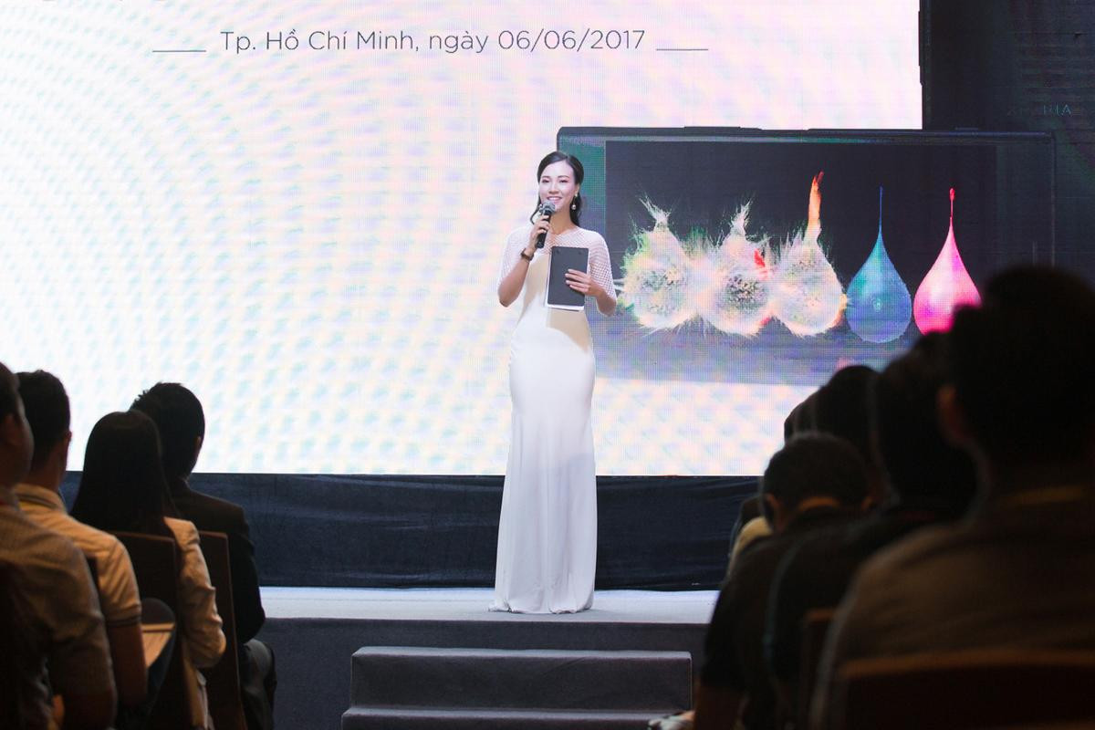 Hậu chia tay Hoàng Oanh lấy lại cân bằng, khoe vóc dáng dịu dàng với đầm trắng tinh khôi Ảnh 10